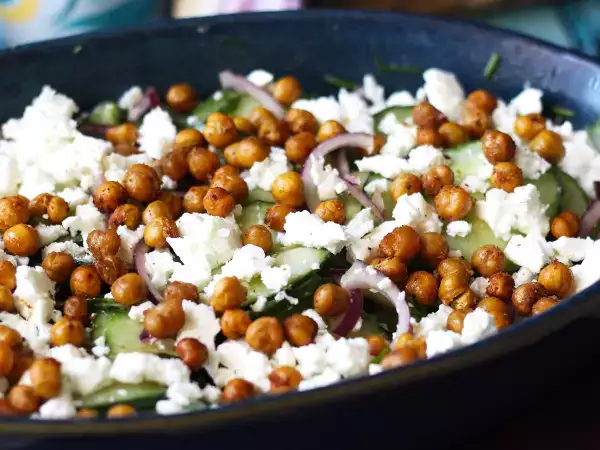 Tarif Salatalık, kavrulmuş nohut, avokado ve beyaz peynir salatası