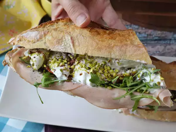 Tarif Mortadella ve burrata peynirli gurme i̇talyan sandviçi