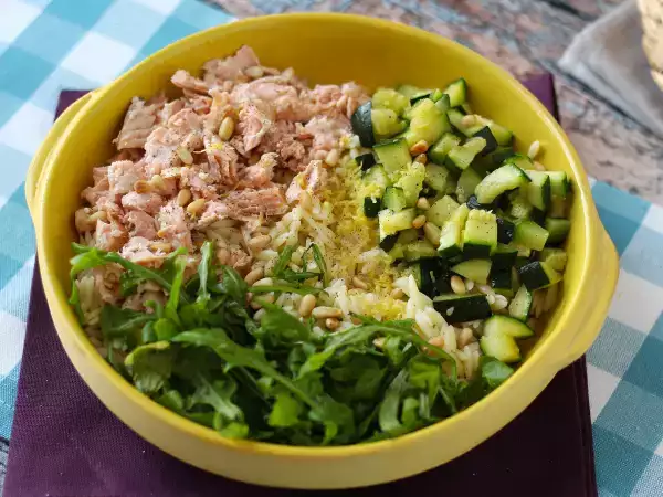 Tarif Somon ve kabaklı orzo makarna salatası