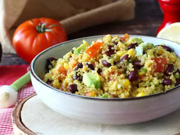 Tarif Kinoa, kırmızı fasulye ve mısırlı proteinli salata