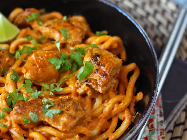 Tarif Tayland usulü kremalı köri soslu tavuklu udon