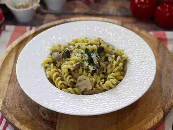 Tarif Kremalı soslu shimeji ve kahverengi mantarlı makarna