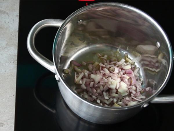Milföy hamurlu pırasa ve patates çorbası - Hazırlık adım 1