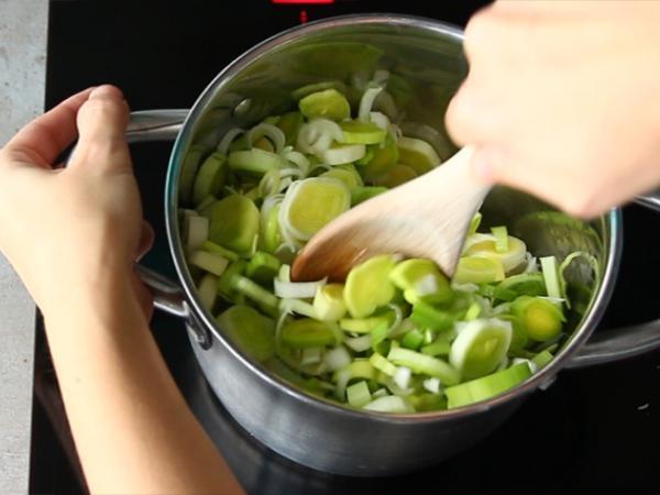 Milföy hamurlu pırasa ve patates çorbası - Hazırlık adım 2