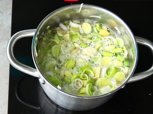 Milföy hamurlu pırasa ve patates çorbası - Hazırlık adım 3