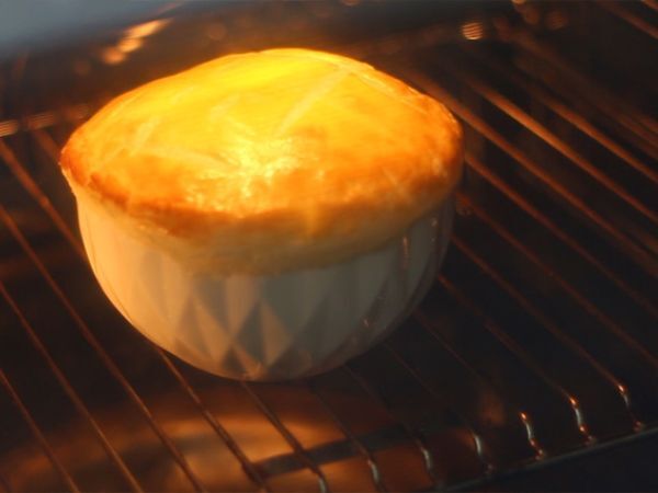 Milföy hamurlu pırasa ve patates çorbası - Hazırlık adım 7