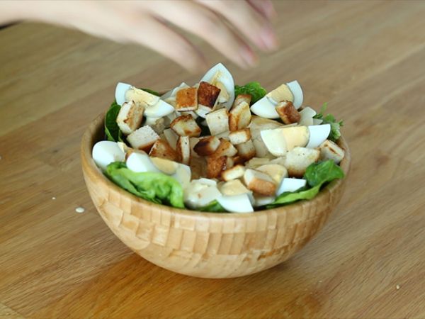Kolay Sezar Salatası - Hazırlık adım 10