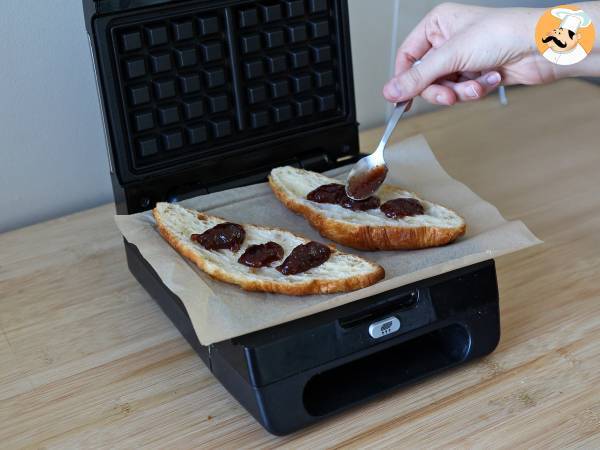Croffle, incir reçeli, keçi peyniri ve İberya usulü kurutulmuş jambonlu waffle tarzı kruvasan - Hazırlık adım 1