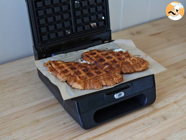 Croffle, incir reçeli, keçi peyniri ve İberya usulü kurutulmuş jambonlu waffle tarzı kruvasan - Hazırlık adım 4