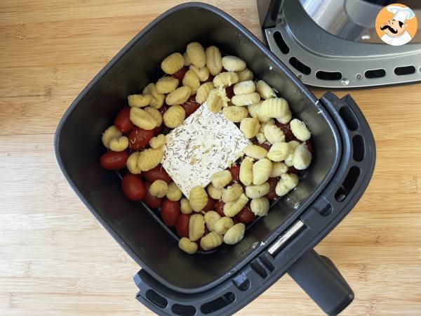 Airfryer ile fırında beyaz peynirli gnocchi, kiraz domates ve beyaz peynir ile süper hızlı bir yemek! - Hazırlık adım 3