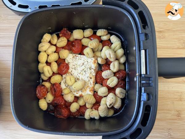 Airfryer ile fırında beyaz peynirli gnocchi, kiraz domates ve beyaz peynir ile süper hızlı bir yemek! - Hazırlık adım 4