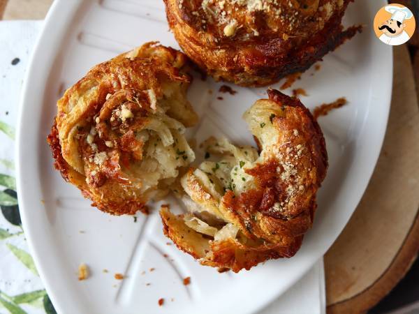 Cruffin, kruvasan ve muffin kombinasyonu, bu durumda parmesan ve mozzarella ile tuzlanmış. - Hazırlık adım 8