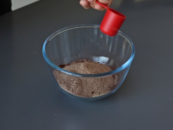 Peynir altı suyu içeren proteinli brownie, doğal glütensiz - Hazırlık adım 1