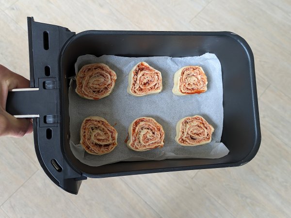Hava fritözünde milföy ruloları: hızlı ve kolay tarif - Hazırlık adım 6