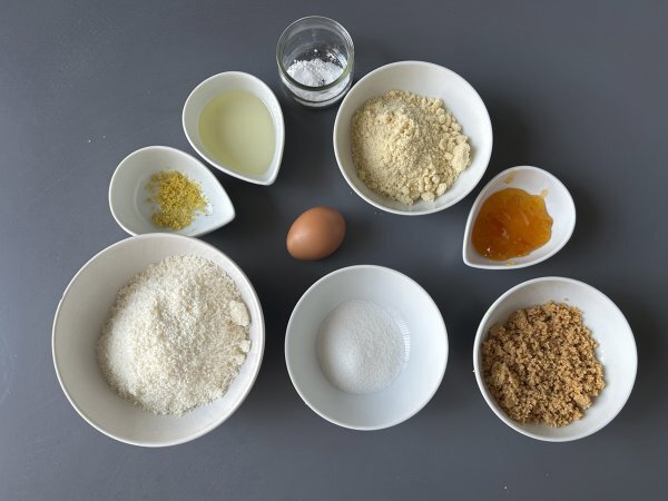 Bir Fas pişirme klasiği olan Ghriba bademli ve hindistan cevizli bisküviler - Hazırlık adım 1