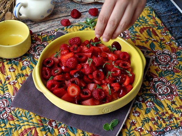 Kırmızı meyve salatası: çilek, ahududu, kiraz ve karpuz, yaz için mükemmel! - Hazırlık adım 5