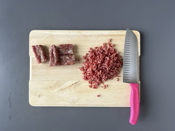 Tartar de fuet: klasik biftek tartarının hızlı bir versiyonu - Hazırlık adım 1