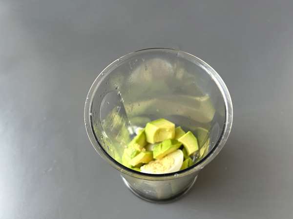 Haşlanmış yumurtalı kremalı avokado mayonezi - çiğ yumurta olmadan - Hazırlık adım 2