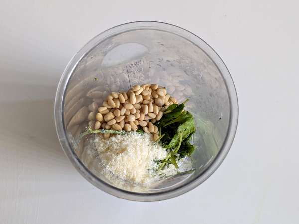 Roka pesto, çeri domates ve mozzarellalı soğuk makarna: taze ve hızlı yaz tarifi - Hazırlık adım 2