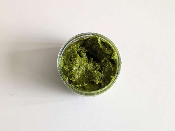 Roka pesto, çeri domates ve mozzarellalı soğuk makarna: taze ve hızlı yaz tarifi - Hazırlık adım 3