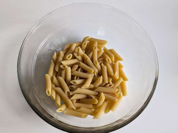 Roka pesto, çeri domates ve mozzarellalı soğuk makarna: taze ve hızlı yaz tarifi - Hazırlık adım 4