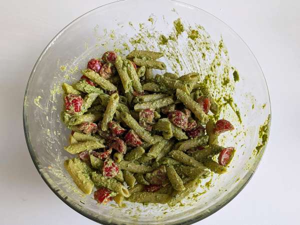 Roka pesto, çeri domates ve mozzarellalı soğuk makarna: taze ve hızlı yaz tarifi - Hazırlık adım 6