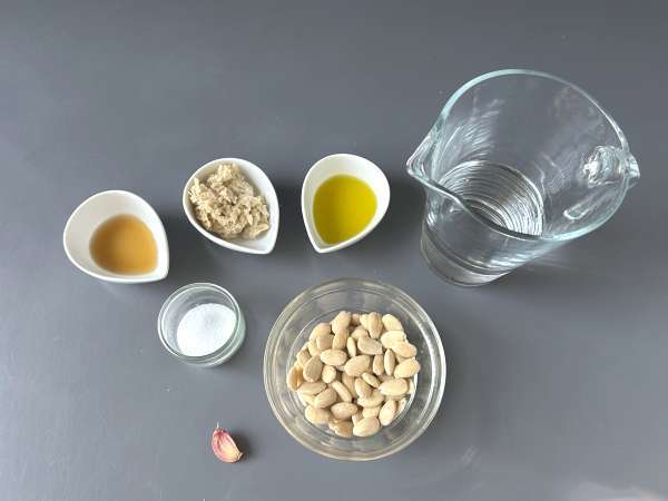 Endülüs Ajoblanco: Yaz aylarında her zaman isteyeceğiniz soğuk çorba - Hazırlık adım 1