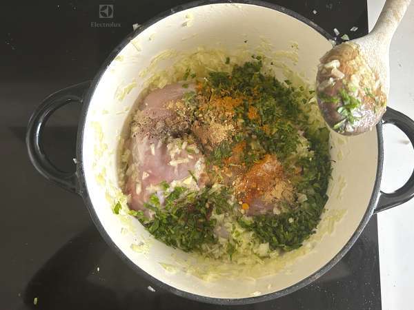 Tuğla hamurlu, tavuklu ve baharatlı geleneksel Fas böreği - Hazırlık adım 3