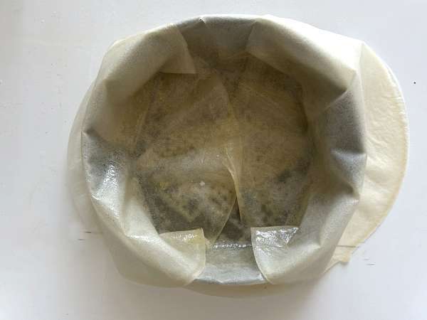 Tuğla hamurlu, tavuklu ve baharatlı geleneksel Fas böreği - Hazırlık adım 11