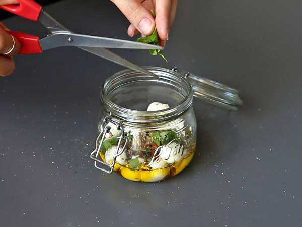 Aperatif veya salata için marine edilmiş mozzarella topları! - Hazırlık adım 2