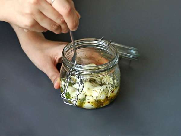 Aperatif veya salata için marine edilmiş mozzarella topları! - Hazırlık adım 3