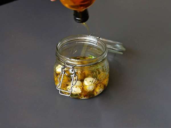 Aperatif veya salata için marine edilmiş mozzarella topları! - Hazırlık adım 4