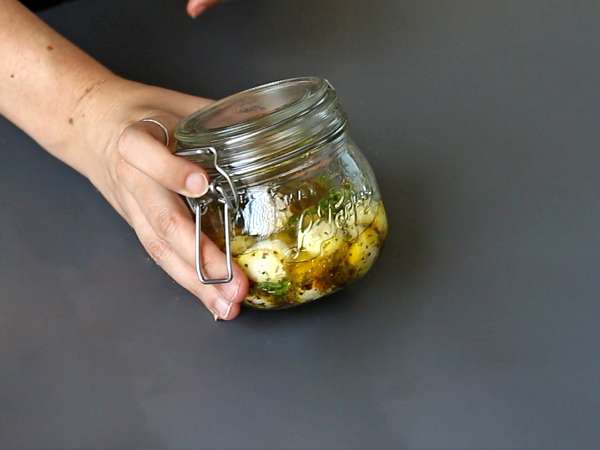 Aperatif veya salata için marine edilmiş mozzarella topları! - Hazırlık adım 5