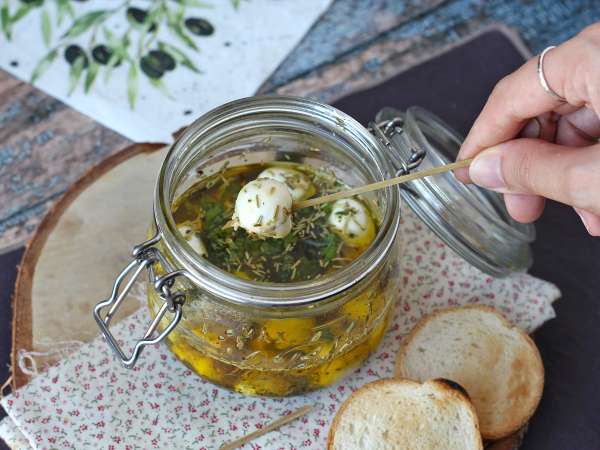 Aperatif veya salata için marine edilmiş mozzarella topları! - Hazırlık adım 6