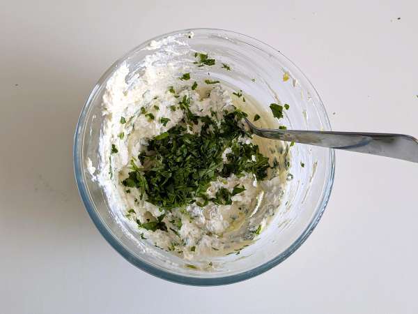 Roka ve ricotta peyniri ile doldurulmuş tortelloni di bresaola: lezzetli ve 10 dakikada hazır! - Hazırlık adım 3