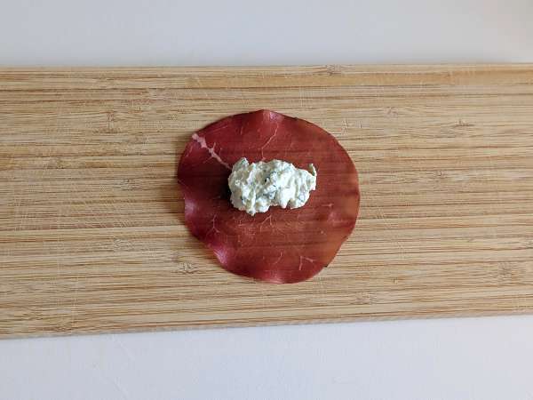 Roka ve ricotta peyniri ile doldurulmuş tortelloni di bresaola: lezzetli ve 10 dakikada hazır! - Hazırlık adım 4