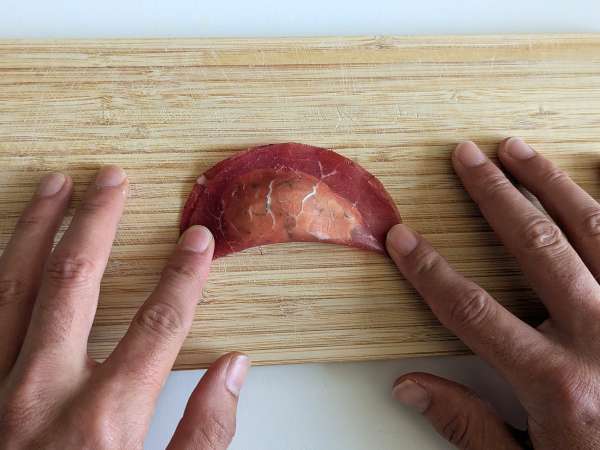 Roka ve ricotta peyniri ile doldurulmuş tortelloni di bresaola: lezzetli ve 10 dakikada hazır! - Hazırlık adım 5