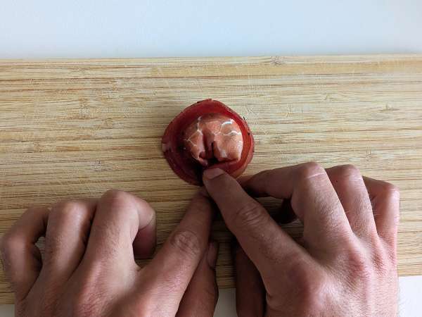 Roka ve ricotta peyniri ile doldurulmuş tortelloni di bresaola: lezzetli ve 10 dakikada hazır! - Hazırlık adım 6