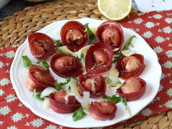 Roka ve ricotta peyniri ile doldurulmuş tortelloni di bresaola: lezzetli ve 10 dakikada hazır! - Hazırlık adım 7
