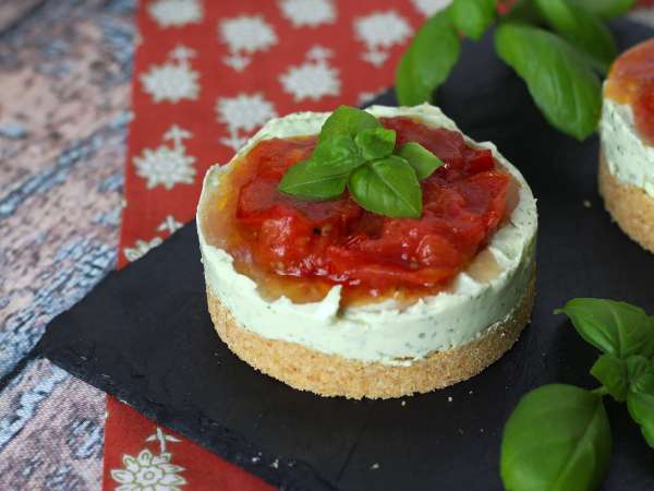 Fesleğen ve çeri domatesli tek porsiyonluk tuzlu cheesecake: büfeler ve aperatifler için lezzetli bir fikir - Hazırlık adım 10