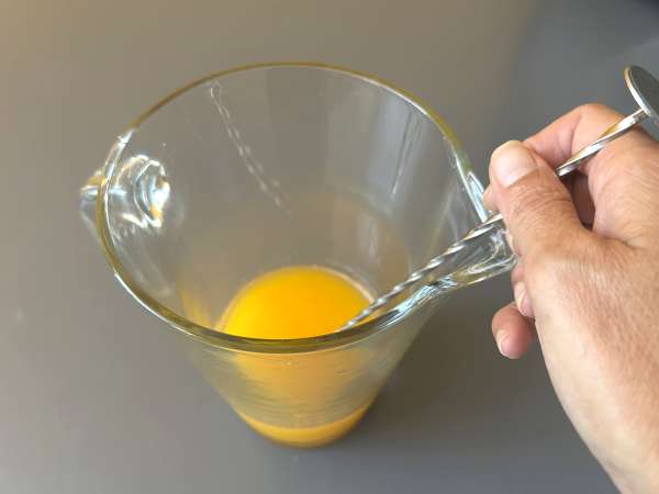 Agua de Valencia, evde yapabileceğiniz cava ve portakallı Akdeniz kokteyli. - Hazırlık adım 3