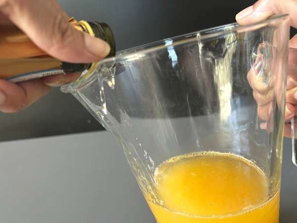 Agua de Valencia, evde yapabileceğiniz cava ve portakallı Akdeniz kokteyli. - Hazırlık adım 4