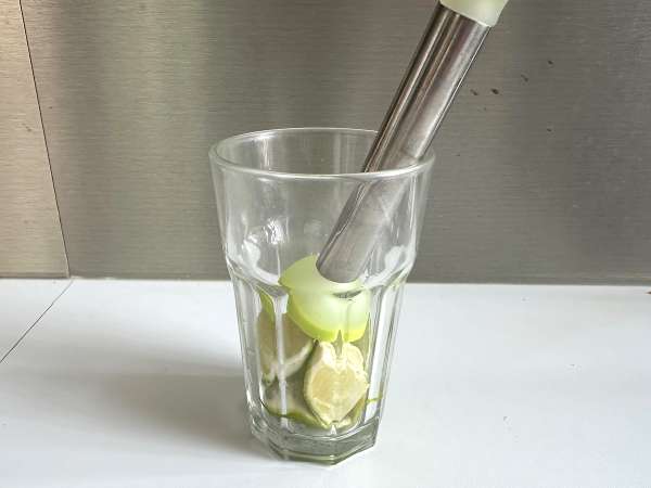 Limonlu Caipirinha: Kokteyl çalkalayıcı olmadan yapımı kolay Brezilya içeceği - Hazırlık adım 3