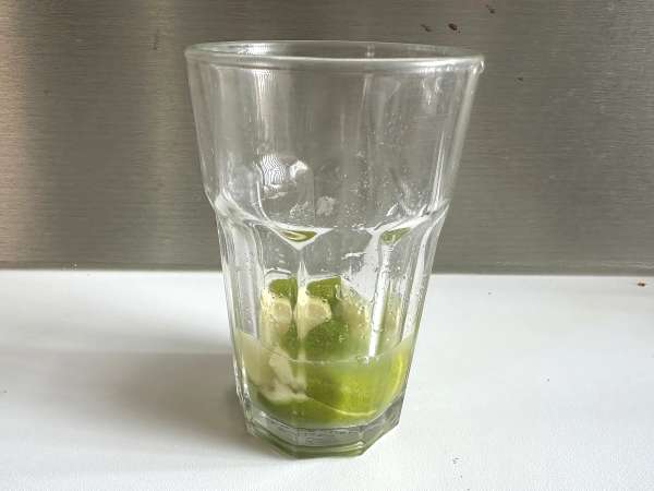 Limonlu Caipirinha: Kokteyl çalkalayıcı olmadan yapımı kolay Brezilya içeceği - Hazırlık adım 4