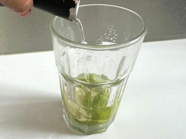 Limonlu Caipirinha: Kokteyl çalkalayıcı olmadan yapımı kolay Brezilya içeceği - Hazırlık adım 5