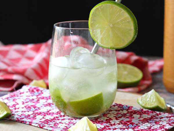 Limonlu Caipirinha: Kokteyl çalkalayıcı olmadan yapımı kolay Brezilya içeceği - Hazırlık adım 6