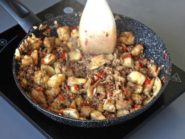 Mozzarella au gratin ile patlıcan dolması - Hazırlık adım 6