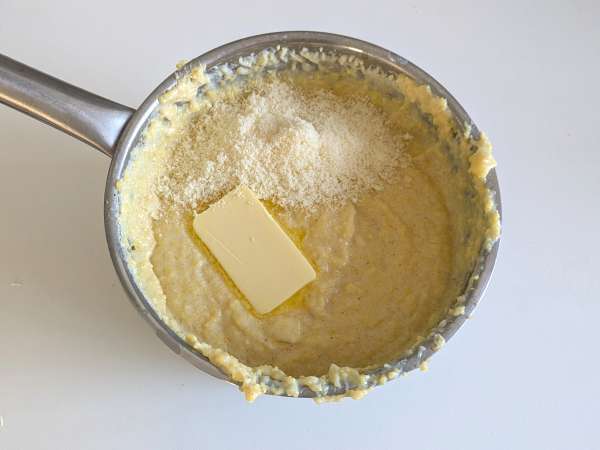 Mükemmel kremalı polenta: yumuşak ve lezzetli bir yemek için kolay tarif - Hazırlık adım 4