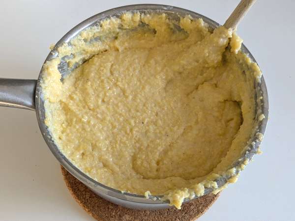 Mükemmel kremalı polenta: yumuşak ve lezzetli bir yemek için kolay tarif - Hazırlık adım 5