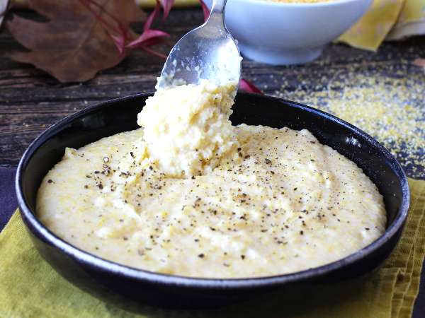 Mükemmel kremalı polenta: yumuşak ve lezzetli bir yemek için kolay tarif - Hazırlık adım 6